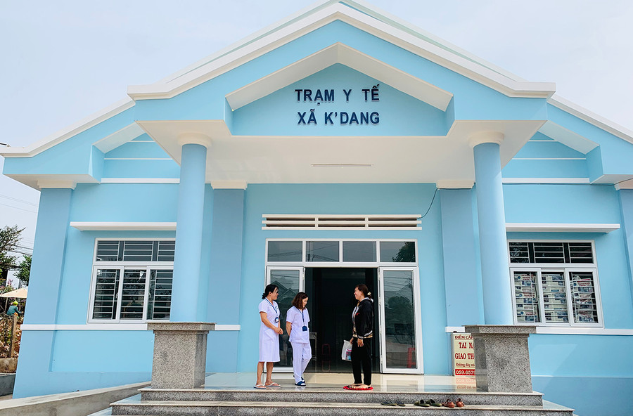 Từ khi Trạm Y tế xã Kdang (huyện Đak Đoa) được đầu tư xây dựng khang trang, hầu hết người dân đều hài lòng khi đến thăm khám tại đây. Ảnh: N.N