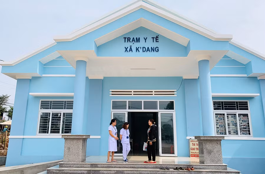 Từ khi Trạm Y tế xã Kdang (huyện Đak Đoa) được đầu tư xây dựng khang trang, hầu hết người dân đều hài lòng khi đến thăm khám tại đây. Ảnh: N.N