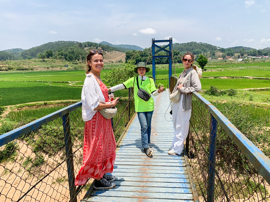 Du khách tham quan, trải nghiệm, tìm hiểu đời sống sinh hoạt, lao động sản xuất của người dân trong thôn.