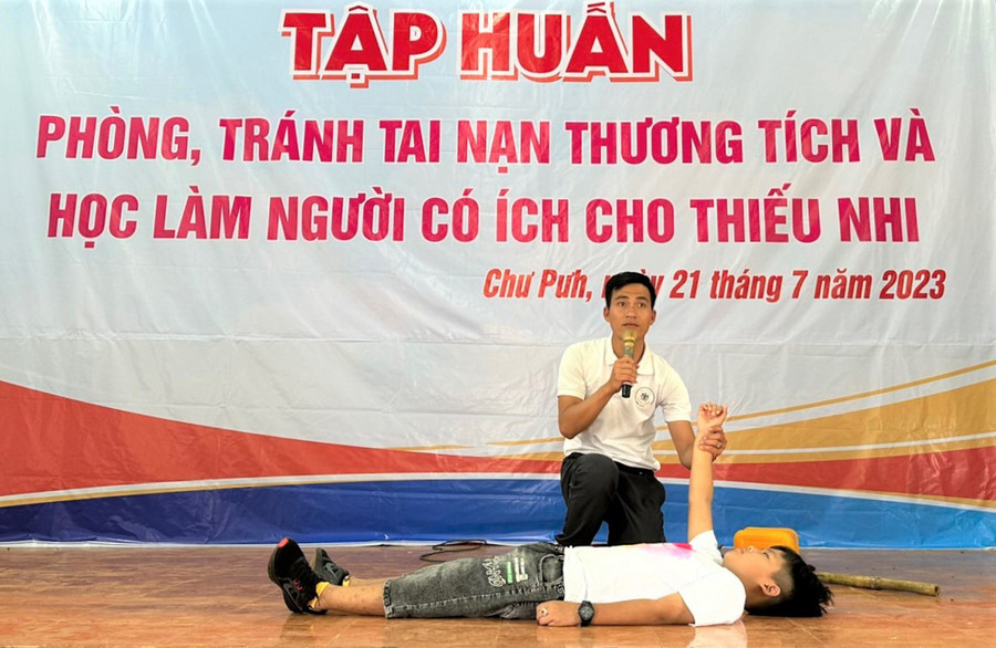 Tập huấn kỹ năng phòng chống đuối nước cho các em thiếu nhi huyện Chư Pưh. Ảnh: Hà Đức Thành Tập huấn kỹ năng phòng chống đuối nước cho các em thiếu nhi huyện Chư Pưh. Ảnh: Hà Đức Thành