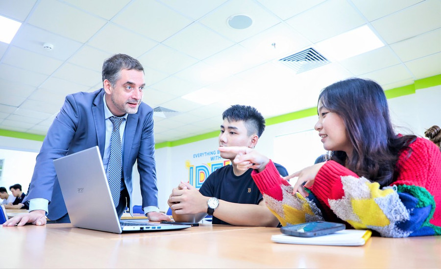 Giảng viên nước ngoài giảng dạy tại Trường ĐH Kinh tế - Tài chính TPHCM. Ảnh: THANH HÙNG