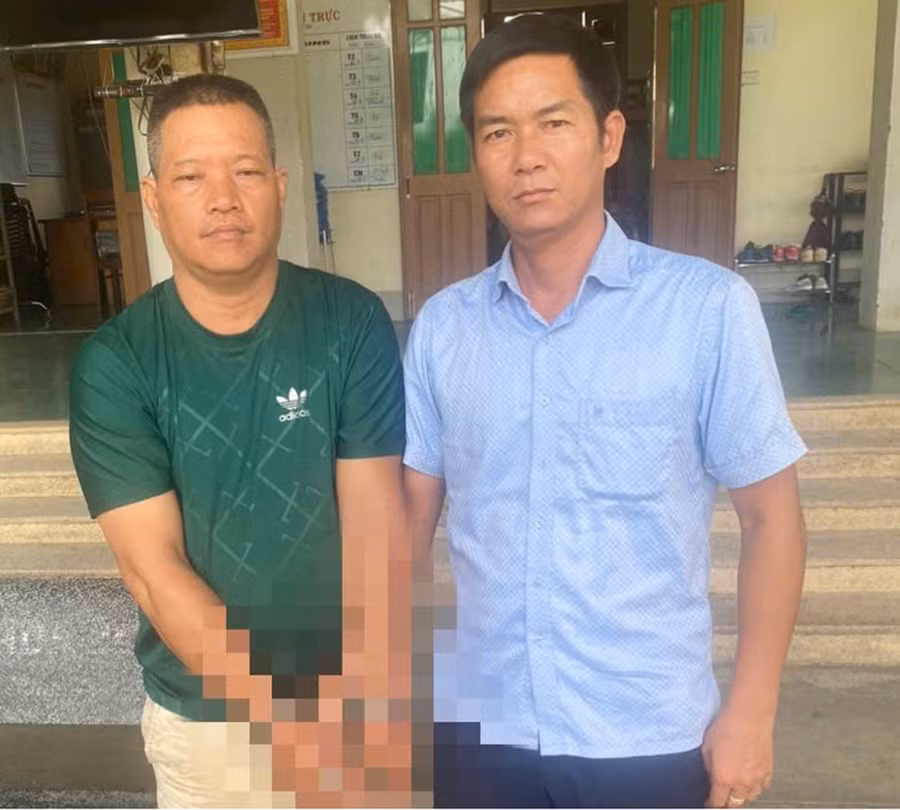 Đối tượng Phạm Nguyễn Hoàng Anh (trái) bất ngờ khi bị bắt giữ sau 22 năm lẩn trốn. Ảnh: Văn Mạnh