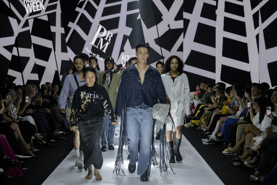 Quán quân The Face Mạc Trung Kiên trình diễn cho NTK Xuân Thu Nguyễn.