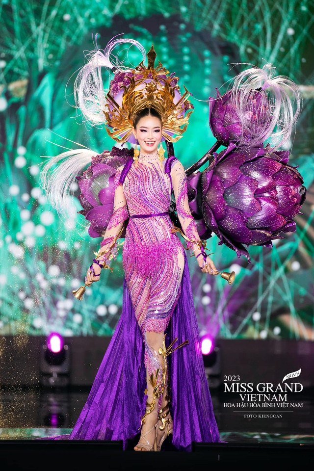 Á hậu 1 Miss Grand Vietnam 2023 bộc bạch: &quot;Tôi chia sẻ với bố mẹ rằng khi theo đuổi con đường này, mình sẽ học hỏi được rất nhiều điều. Tôi thích hình ảnh của các cô hoa hậu gắn với các dự án nhân ái nên muốn theo đuổi điều đó. Bố mẹ cảm nhận được con gái có những định hướng tốt nên dần dần cũng ủng hộ&quot;. Ảnh: FBNV
