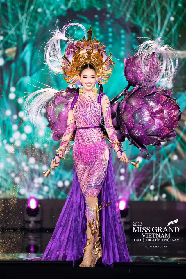 Á hậu 1 Miss Grand Vietnam 2023 bộc bạch: "Tôi chia sẻ với bố mẹ rằng khi theo đuổi con đường này, mình sẽ học hỏi được rất nhiều điều. Tôi thích hình ảnh của các cô hoa hậu gắn với các dự án nhân ái nên muốn theo đuổi điều đó. Bố mẹ cảm nhận được con gái có những định hướng tốt nên dần dần cũng ủng hộ". Ảnh: FBNV