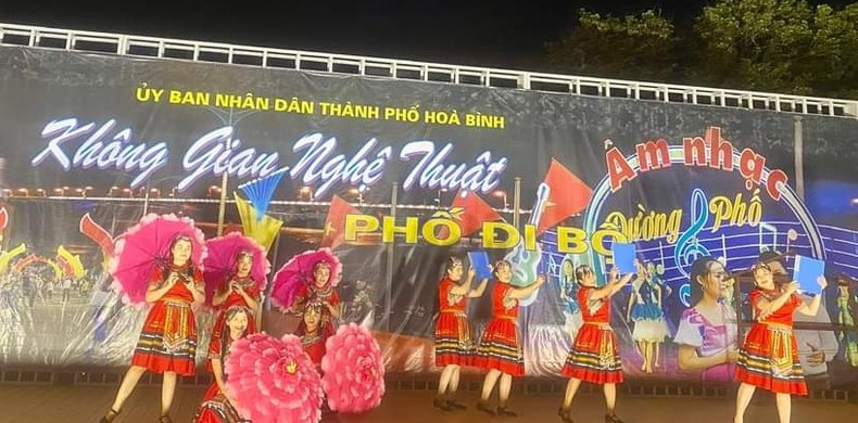 Nhiều tiết mục văn nghệ đặc sắc tại phố đi bộ. Nhiều tiết mục văn nghệ đặc sắc tại phố đi bộ.