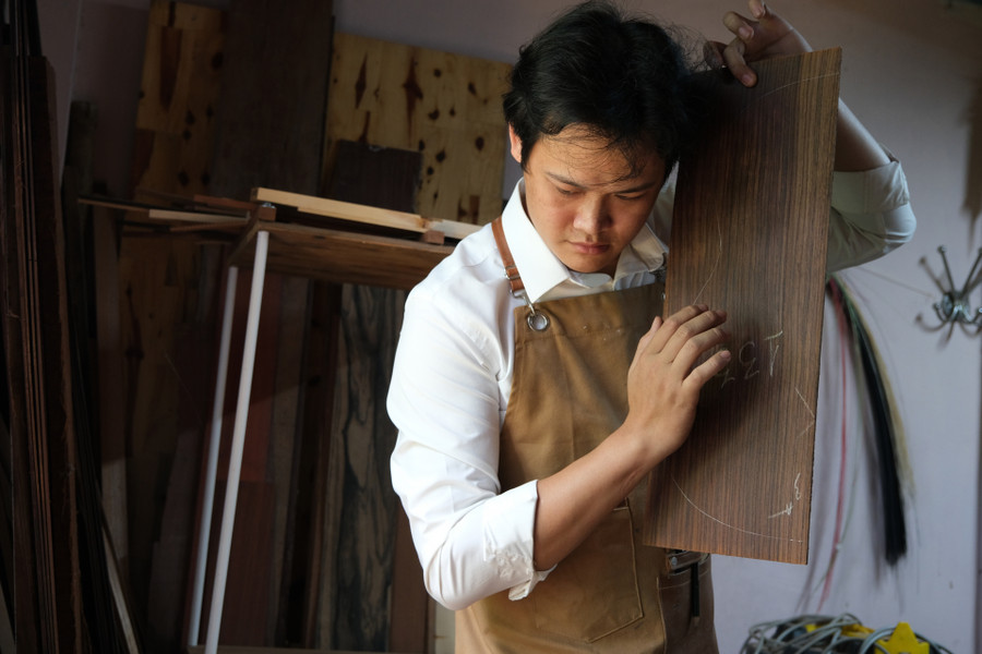 Anh Hải cẩn thận lựa chọn từng tấm gỗ làm đàn bằng cách lắng nghe âm thanh phát ra từ thớ gỗ