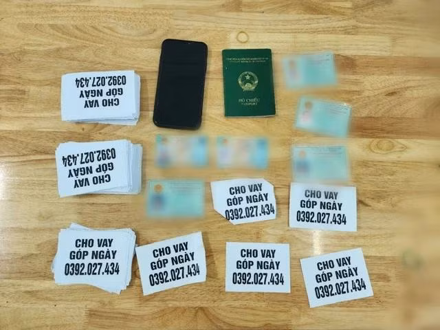 Các tờ rơi có nội dung cho vay góp của Phú và Công. ẢNH CÔNG AN KON TUM