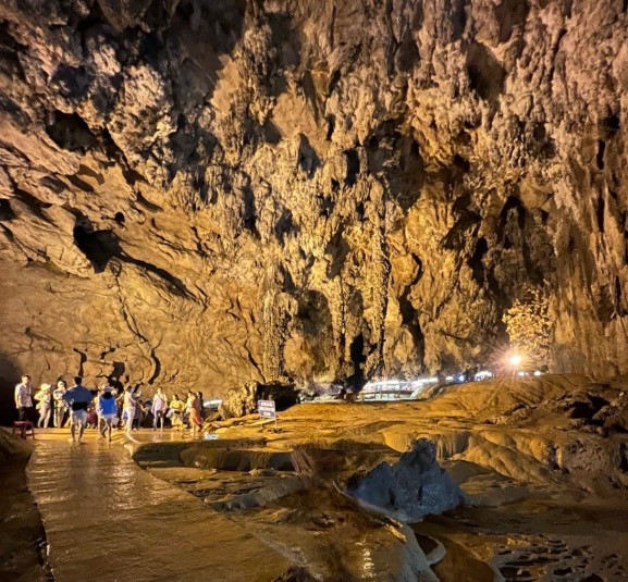 Động Ngườm Ngao mang một vẻ đẹp hoang sơ, tráng lệ. Động Ngườm Ngao mang một vẻ đẹp hoang sơ, tráng lệ.