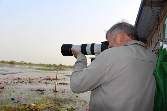 Meiring Gouws chăm chú lia máy chụp chim. Ảnh: Quang Viên