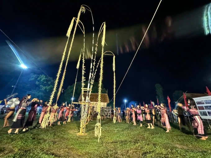 Cây nêu mô phỏng khá kỳ công khung cảnh sinh hoạt tập thể của người dân tộc miền núi tại ngày hội. Ảnh: XUÂN HUYÊN Cây nêu mô phỏng khá kỳ công khung cảnh sinh hoạt tập thể của người dân tộc miền núi tại ngày hội. Ảnh: XUÂN HUYÊN
