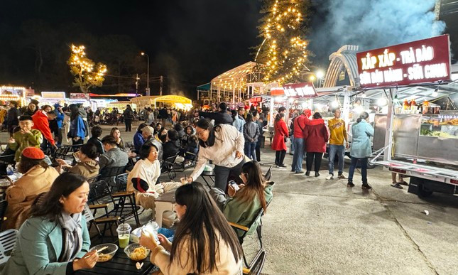 Một góc khu ẩm thực đêm trước Vườn hoa Đà Lạt. Một góc khu ẩm thực đêm trước Vườn hoa Đà Lạt.