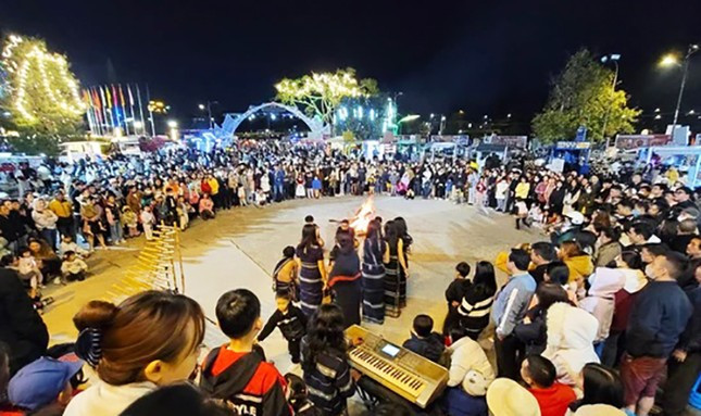 Hoạt động văn hóa ở Khu ẩm thực đêm thu hút nhiều người đến xem Hoạt động văn hóa ở Khu ẩm thực đêm thu hút nhiều người đến xem