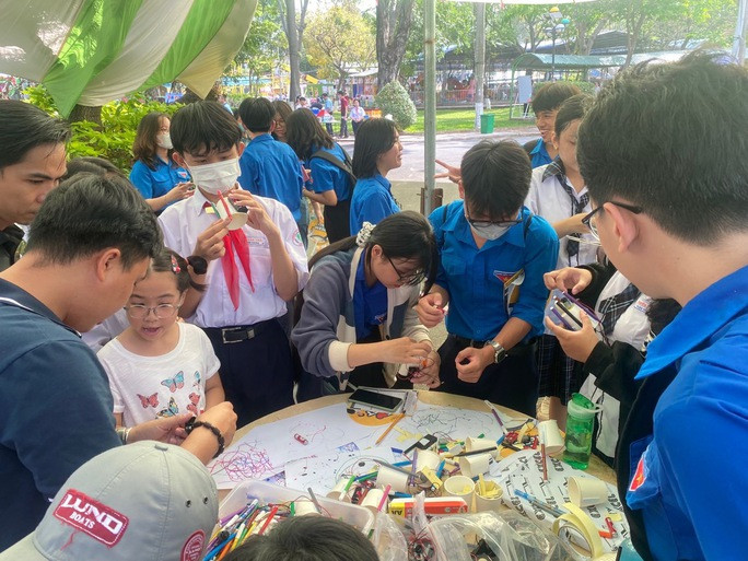 Dạy ngoài giờ chính khóa cần linh hoạt - Ảnh 1. Học sinh tham gia ngày hội khoa học, trải nghiệm giáo dục STEM tại quận 6- TP HCM