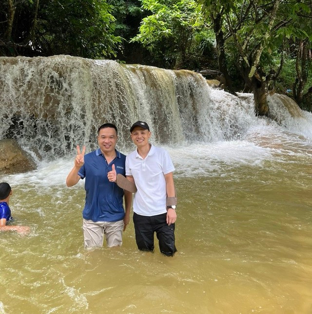 Anh Tập (bên trái) và anh Quynh tham gia cứu hai bé trai khi đi du lịch. Ảnh NVCC Anh Tập (bên trái) và anh Quynh tham gia cứu hai bé trai khi đi du lịch. Ảnh NVCC