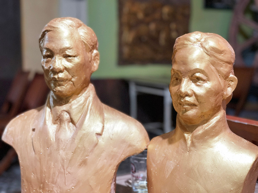 Tượng Tổng Bí thư Nguyễn Phú Trọng và phu nhân được hoàn thành bằng tâm sức rất lớn của nhà điêu khắc Lê Sỹ Soái. Ảnh: Lam Nguyên Tượng Tổng Bí thư Nguyễn Phú Trọng và phu nhân được hoàn thành bằng tâm sức rất lớn của nhà điêu khắc Lê Sỹ Soái. Ảnh: Lam Nguyên