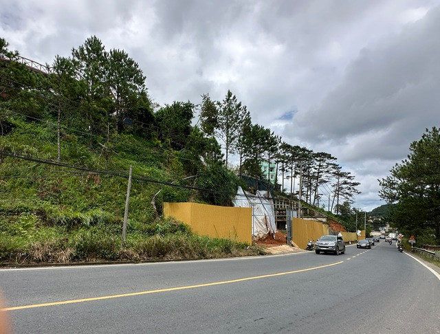 Quán cà phê phía trên và công trình xây dựng phía dưới trên đường Khe Sanh, P.10 (Đà Lạt) tiềm ẩn nguy cơ sạt trượt. Ảnh: LÂM VIÊN