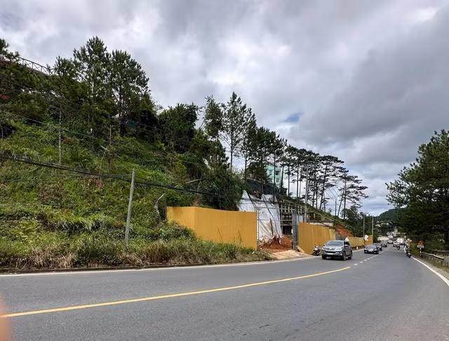 Quán cà phê phía trên và công trình xây dựng phía dưới trên đường Khe Sanh, P.10 (Đà Lạt) tiềm ẩn nguy cơ sạt trượt. Ảnh: LÂM VIÊN