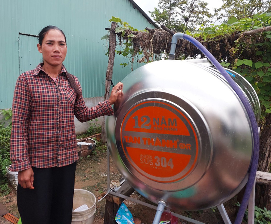 Người dân thôn Glung Mơlan (xã Ia Ake) được hỗ trợ bồn chứa nước. Ảnh: Nguyễn Hồng Người dân thôn Glung Mơlan (xã Ia Ake) được hỗ trợ bồn chứa nước. Ảnh: Nguyễn Hồng