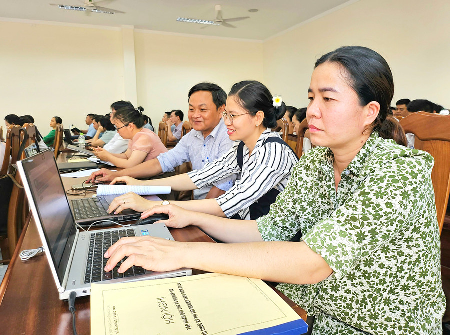 Cô Lê Thị Thanh Hoa (thứ 2 từ phải sang)-Giáo viên Trường THCS và THPT Nguyễn Văn Cừ (huyện Chư Sê) cùng đồng nghiệp thực hành trên phần mềm hệ thống quản lý thi. Ảnh: M.T Cô Lê Thị Thanh Hoa (thứ 2 từ phải sang)-Giáo viên Trường THCS và THPT Nguyễn Văn Cừ (huyện Chư Sê) cùng đồng nghiệp thực hành trên phần mềm hệ thống quản lý thi. Ảnh: M.T