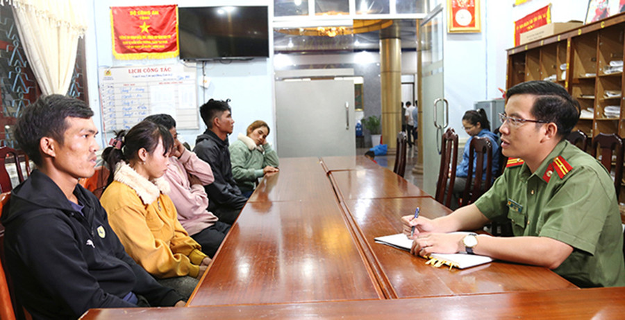 Cán bộ Công an tỉnh làm việc với các nạn nhân bị Siu H'Bẽo và các đối tượng khác lừa đảo vượt biên. Ảnh: Thiên Đăng Cán bộ Công an tỉnh làm việc với các nạn nhân bị Siu H'Bẽo và các đối tượng khác lừa đảo vượt biên. Ảnh: Thiên Đăng