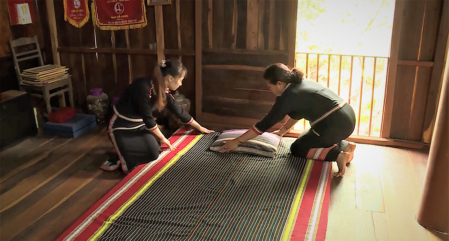 Rất nhiều du khách khi đến Đắk Lắk thích thú khi nghỉ dưỡng trong các nhà dài truyền thống. Ảnh: Bảo Trung