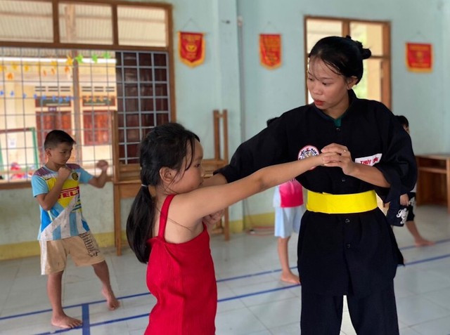 Theo bước chân tình nguyện: Dạy bơi trên... núi - Ảnh 1. Thanh niên tình nguyện tổ chức những lớp dạy võ miền biên viễn