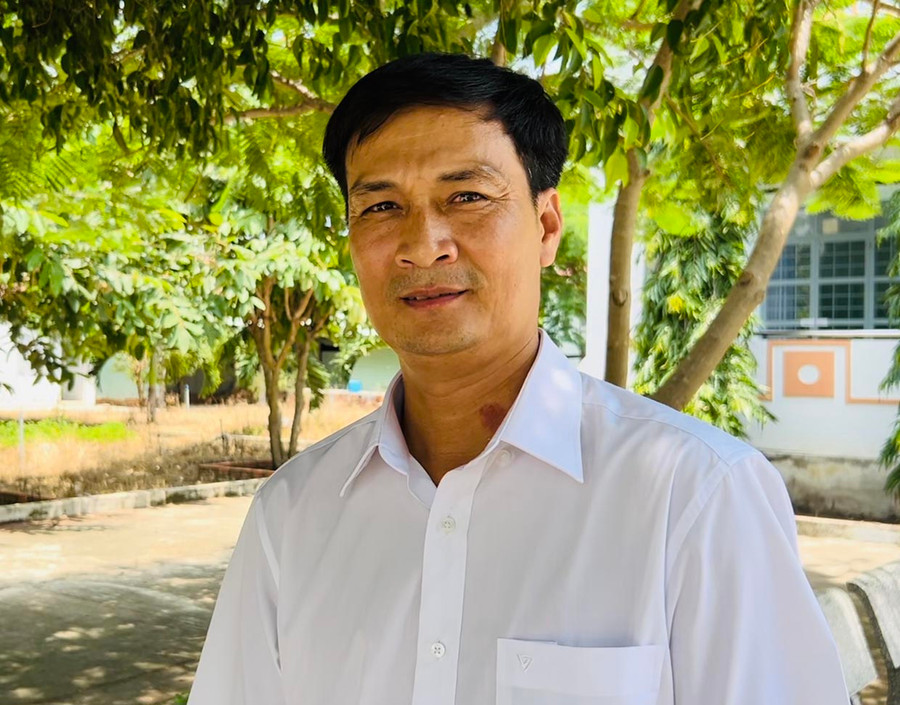 Thầy Lê Công Tấn-Hiệu trưởng Trường Tiểu học và THCS Đinh Núp. Ảnh: P.L