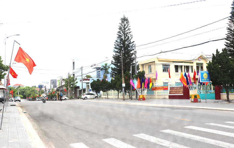 Với sự nỗ lực của cả hệ thống chính trị và chung sức của người dân, cuối năm 2022, phường Tây Sơn đã hoàn thành 52 tiêu chí đạt chuẩn đô thị văn minh. Ảnh: Ngọc Minh Với sự nỗ lực của cả hệ thống chính trị và chung sức của người dân, cuối năm 2022, phường Tây Sơn đã hoàn thành 52 tiêu chí đạt chuẩn đô thị văn minh. Ảnh: Ngọc Minh