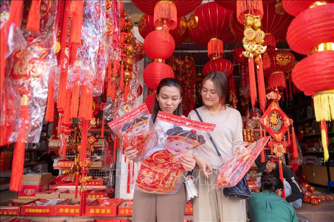 Người dân chọn mua đồ trang trí Tết Nguyên đán tại khu chợ ở Viêng Chăn, Lào, ngày 1/2/2024. Ảnh: THX/TTXVN Người dân chọn mua đồ trang trí Tết Nguyên đán tại khu chợ ở Viêng Chăn, Lào, ngày 1/2/2024. Ảnh: THX/TTXVN