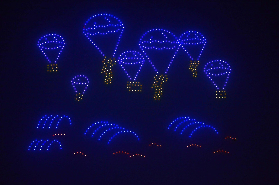 Hình ảnh quân Pháp nhảy dù vào khu vực quân đội ta đã mai phục. Ảnh: ĐÌNH HUY