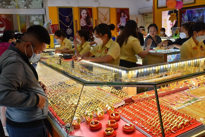 Giới đầu cơ đã bán ra chốt lời khiến giá vàng hôm nay của thế giới lúc 6 giờ xuống còn 1.909 USD/ounce.