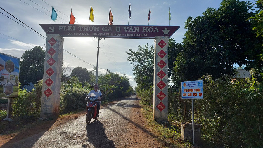 Đường vào làng Thơh Ga B, xã Chư Don. Ảnh: Nguyễn Diệp Đường vào làng Thơh Ga B, xã Chư Don. Ảnh: Nguyễn Diệp