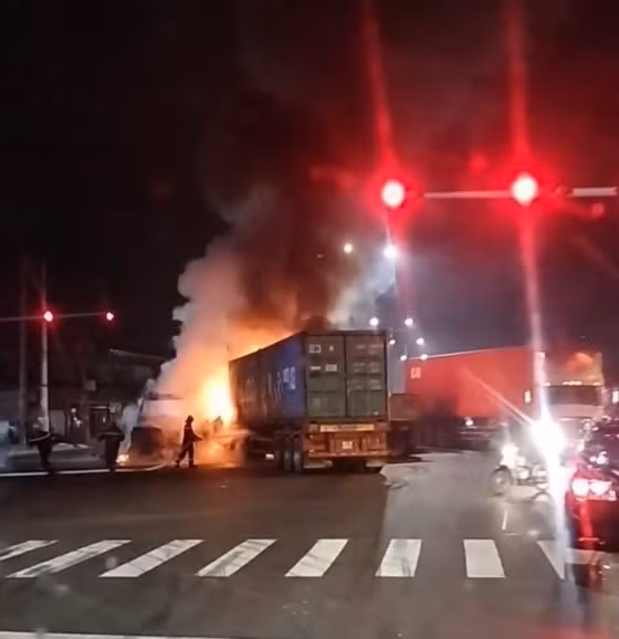 Sau va chạm, 2 đầu xe bốc cháy ngùn ngụt