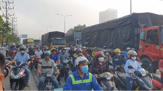 Giao thông ùn ứ tại khu vực xảy ra vụ va chạm giao thông