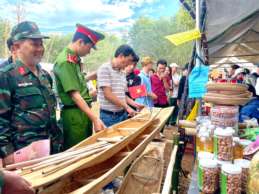 Mô hình thuyền độc mộc do già Hmơnh chế tác được bày bán như một sản phẩm du lịch tại Hội đua thuyền độc mộc trên sông Pô Cô tranh cúp A Sanh và Liên hoan Văn hóa cồng chiêng huyện Ia Grai năm 2023. Ảnh: Phương Duyên