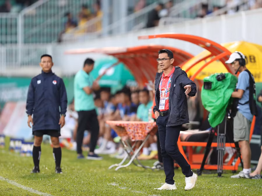 HLV Kiatisak hài lòng về sự tiến bộ của các cầu thủ trẻ HAGL. Ảnh: Minh Trần