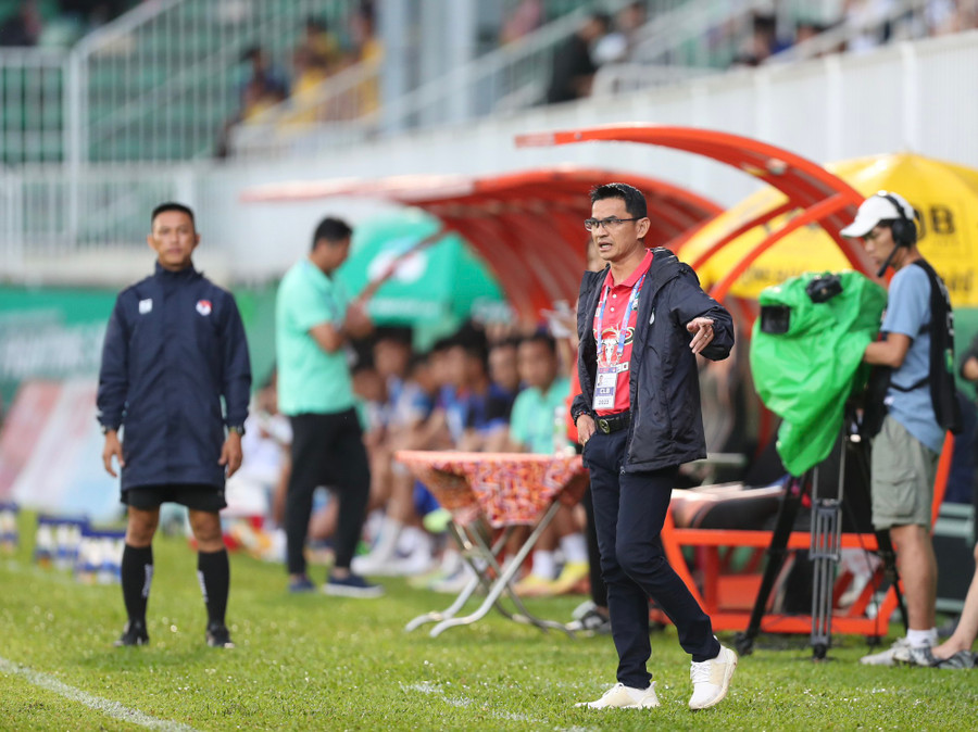 HLV Kiatisak hài lòng về sự tiến bộ của các cầu thủ trẻ HAGL. Ảnh: Minh Trần