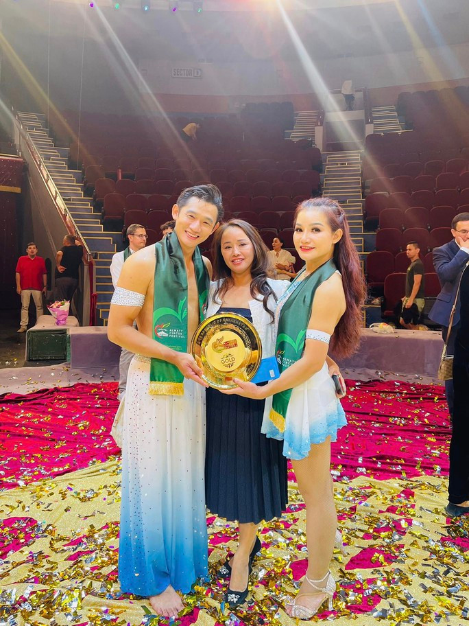 Xiếc Việt Nam đoạt giải vàng tại Festival xiếc quốc tế Kazakhstan 2023 - Ảnh 2. Niềm hạnh phúc của nghệ sĩ Hiển Phước và Thanh Hoa khi nhận được Huy chương vàng