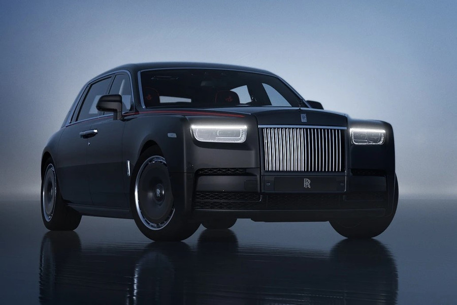 Rolls-Royce là thương hiệu "nổ phát súng đầu tiên" trong việc sản xuất những mẫu xe đặc biệt dành riêng cho năm Giáp Thìn 2024. Bộ sưu tập này có tên gọi "Year of the Dragon", bao gồm một chiếc Cullinan và 3 chiếc Phantom EWB. Rolls-Royce là thương hiệu "nổ phát súng đầu tiên" trong việc sản xuất những mẫu xe đặc biệt dành riêng cho năm Giáp Thìn 2024. Bộ sưu tập này có tên gọi "Year of the Dragon", bao gồm một chiếc Cullinan và 3 chiếc Phantom EWB.