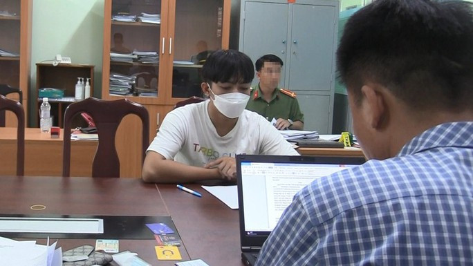 Lương Thanh Châu làm việc tại cơ quan công an. Lương Thanh Châu làm việc tại cơ quan công an.