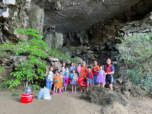 Du khách khám phá hang Trinh Nữ nằm đối diện hang Trống. Ảnh: Lã Nghĩa Hiếu Du khách khám phá hang Trinh Nữ nằm đối diện hang Trống. Ảnh: Lã Nghĩa Hiếu