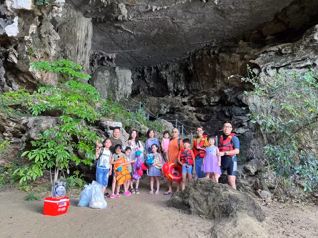 Du khách khám phá hang Trinh Nữ nằm đối diện hang Trống. Ảnh: Lã Nghĩa Hiếu