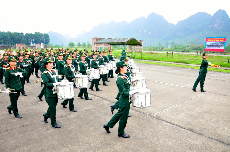 Cũng là lần đầu tiên xuất hiện, Khối nữ quân nhạc cũng đang miệt mài tập luyện. Ảnh: HỮU TÂN