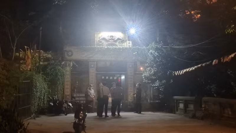 Phía ngoài hiện trường đêm xảy ra vụ án mạng nghiêm trọng.