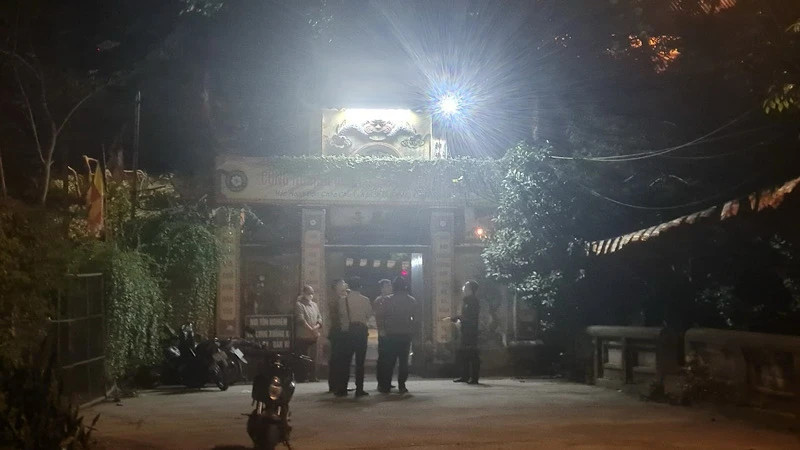 Phía ngoài hiện trường đêm xảy ra vụ án mạng nghiêm trọng. Phía ngoài hiện trường đêm xảy ra vụ án mạng nghiêm trọng.