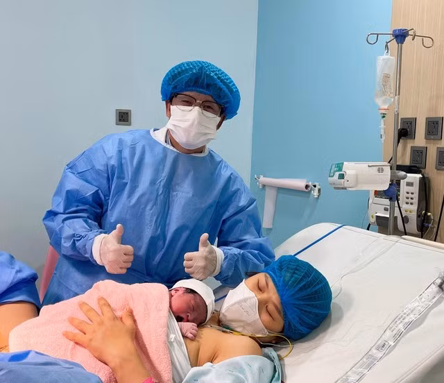 Ths.BS. Lê Huy Khải, Trưởng Đơn vị IVFMD BMT đồng hành cùng ca sinh thứ 100 bằng IVF tại bệnh viện