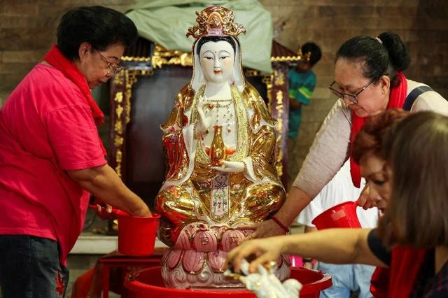 Người dân tắm Phật tại đền Amurva Bhumi ở Jakarta, Indonesia trước thềm Tết Nguyên đán 2024 Người dân tắm Phật tại đền Amurva Bhumi ở Jakarta, Indonesia trước thềm Tết Nguyên đán 2024