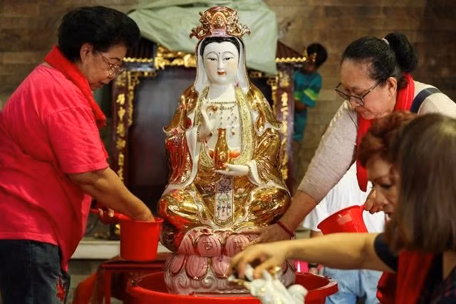 Người dân tắm Phật tại đền Amurva Bhumi ở Jakarta, Indonesia trước thềm Tết Nguyên đán 2024 Người dân tắm Phật tại đền Amurva Bhumi ở Jakarta, Indonesia trước thềm Tết Nguyên đán 2024