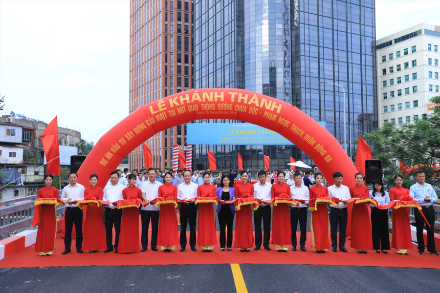 Lãnh đạo thành phố cắt băng khánh thành dự án. Ảnh: Hải Nguyễn Lãnh đạo thành phố cắt băng khánh thành dự án. Ảnh: Hải Nguyễn